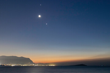 房地产座谈会释放重要信号 跟进收紧调控？